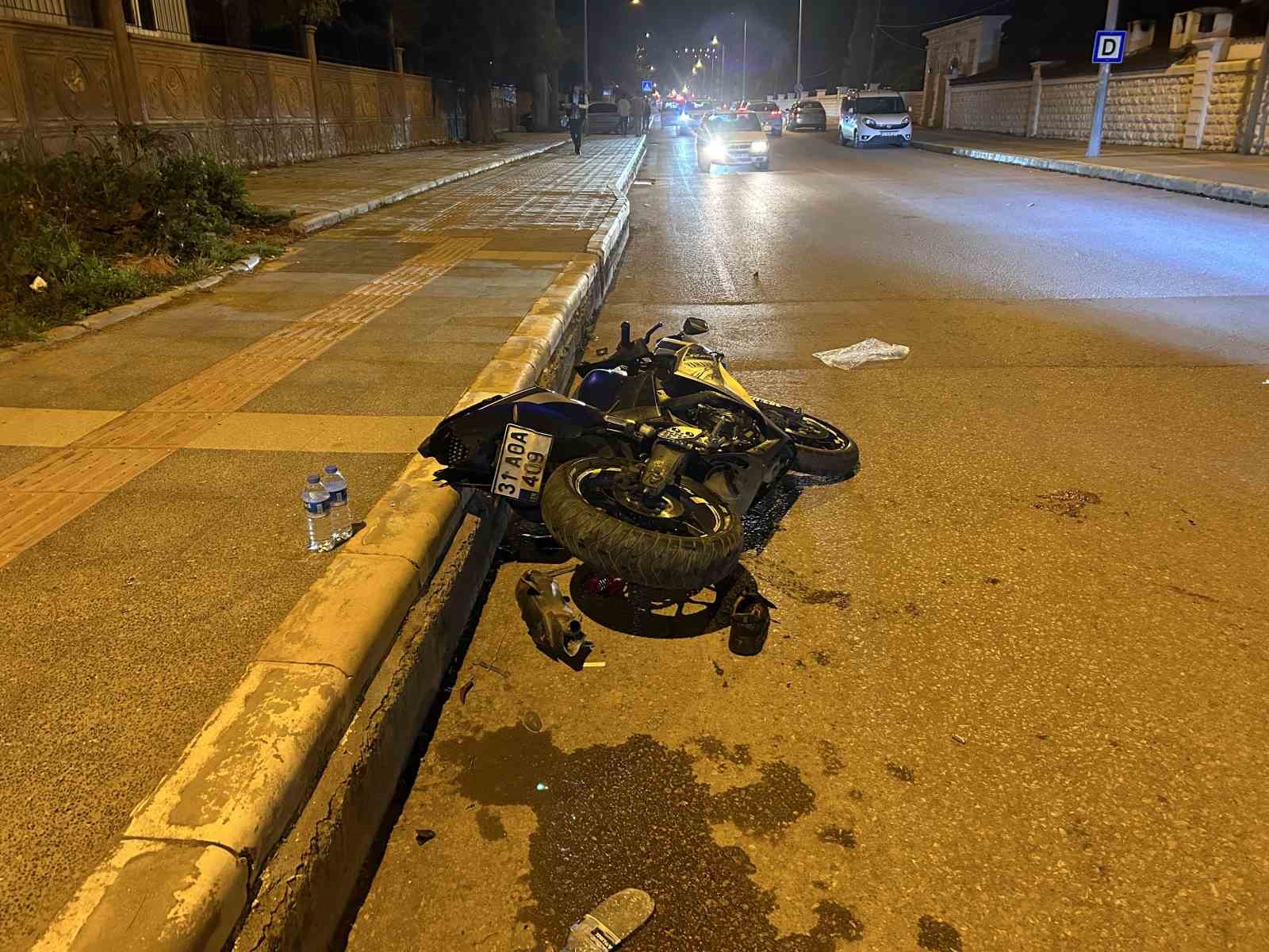 İskenderun’da hafif ticari araç ile motosiklet çarpıştı: 2 yaralı
