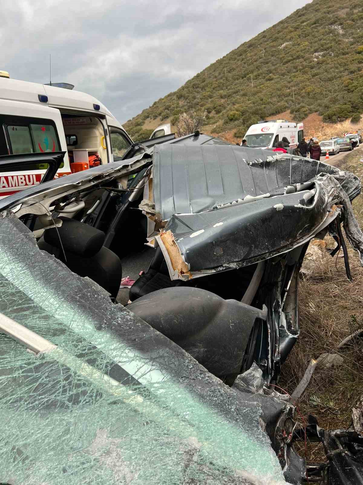 Isparta’da kamyonet minibüsle çarpıştı: 1’i ağır 3 yaralı
