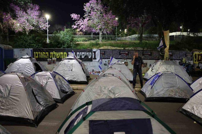 İsrail’de göstericiler parlamentonun önüne 100’den fazla çadır kurdu