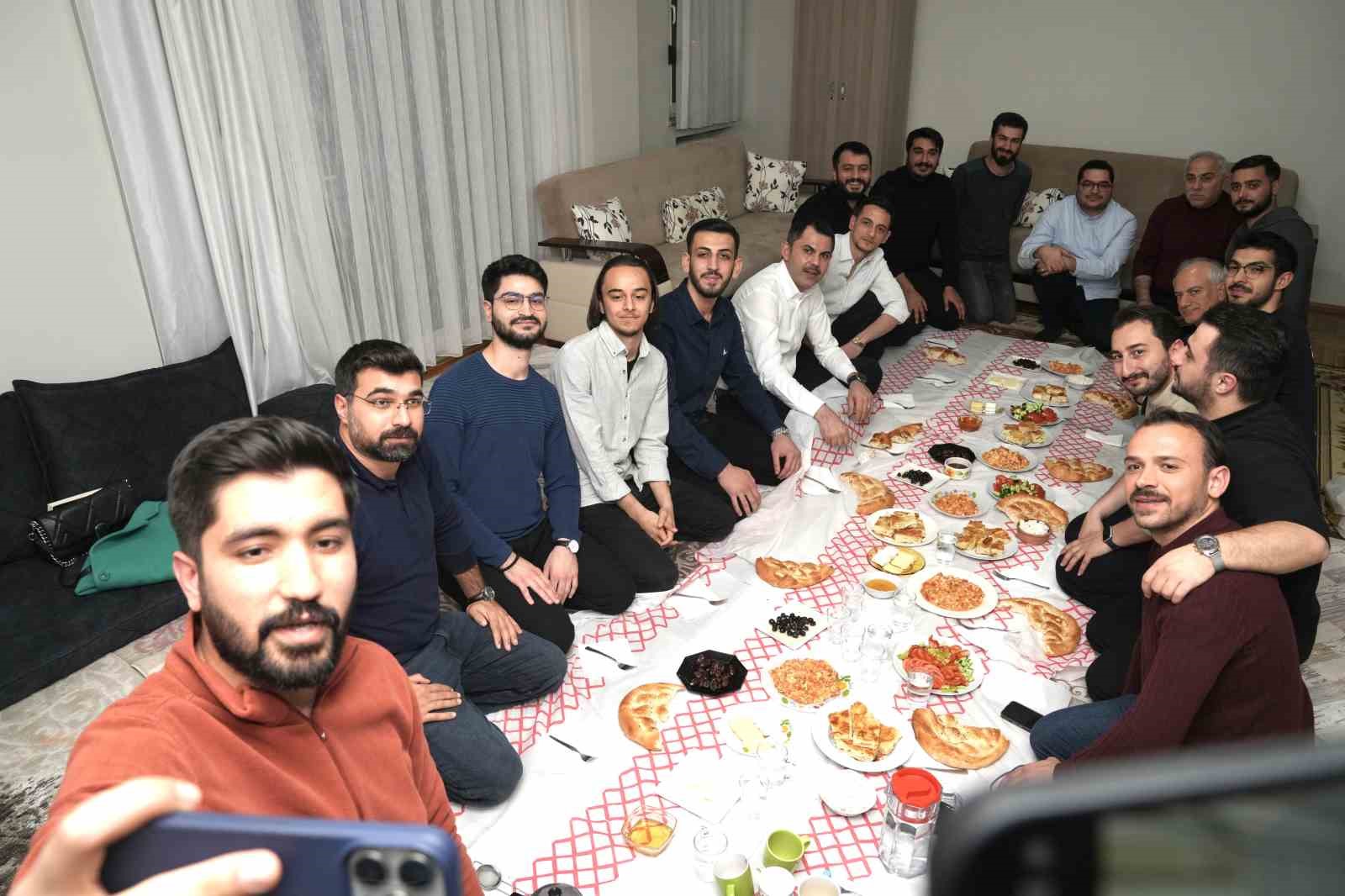 İstanbul Büyükşehir Belediye Başkan Adayı Murat Kurum öğrenci evinde sahur yaptı
