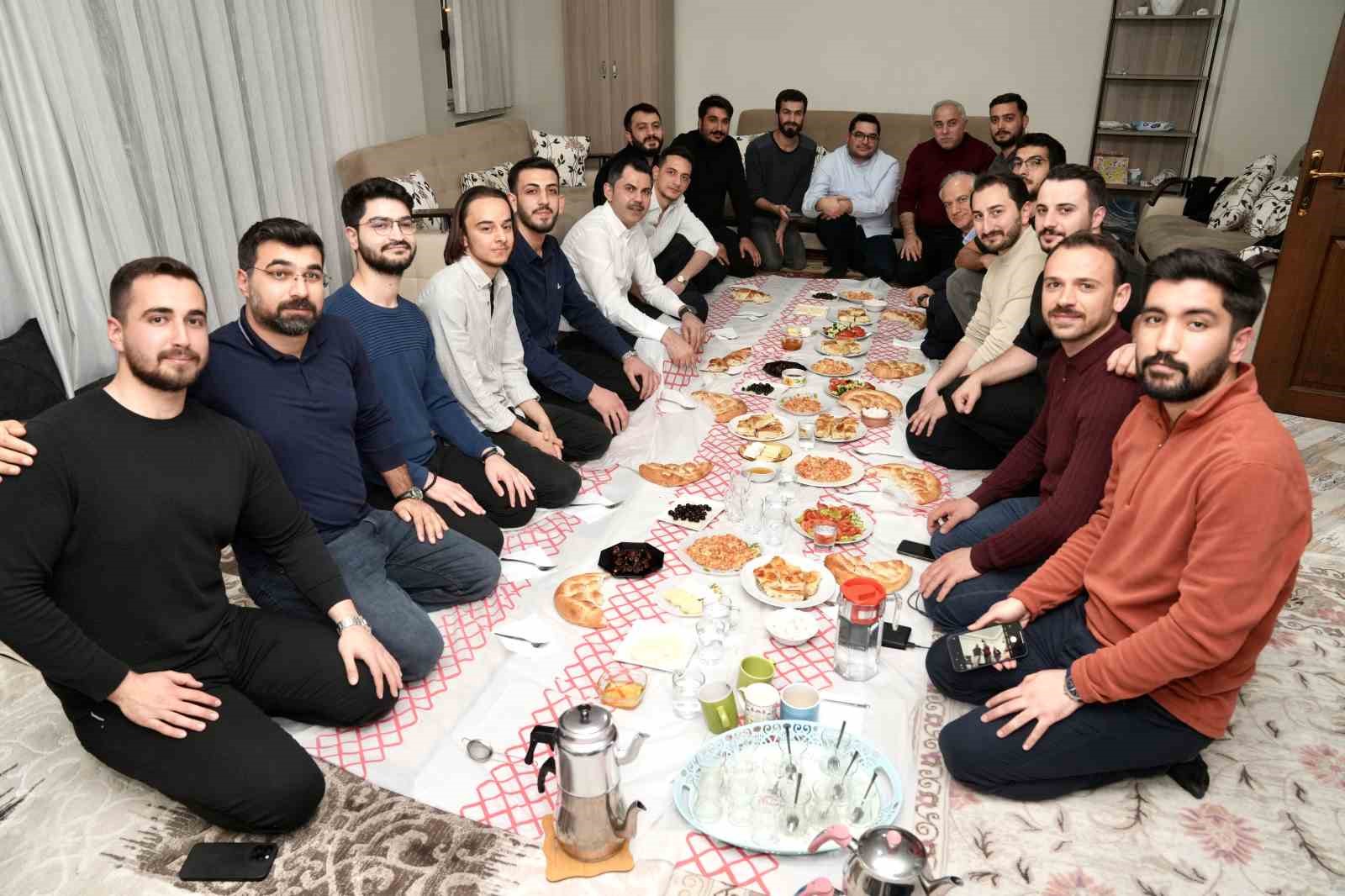İstanbul Büyükşehir Belediye Başkan Adayı Murat Kurum öğrenci evinde sahur yaptı
