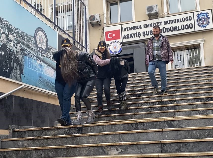 İstanbul’da 33 bin 600 dolar çalan biri çocuk 2 kadın yakalandı
