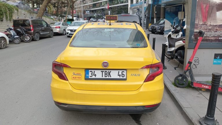 İstanbul’da iki genci otobanda araçtan indirmek isteyen taksi sürücüsü yakalandı