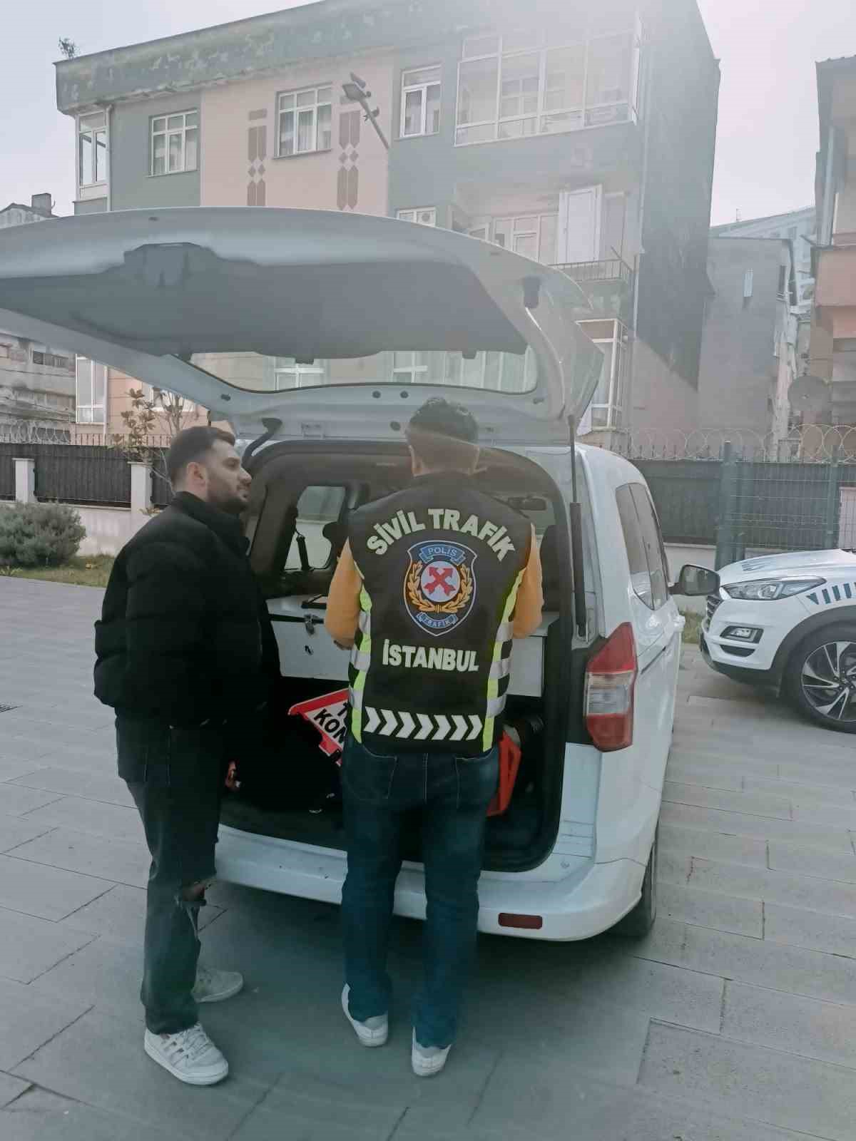 İstanbul’da iki genci otobanda araçtan indirmek isteyen taksi sürücüsü yakalandı
