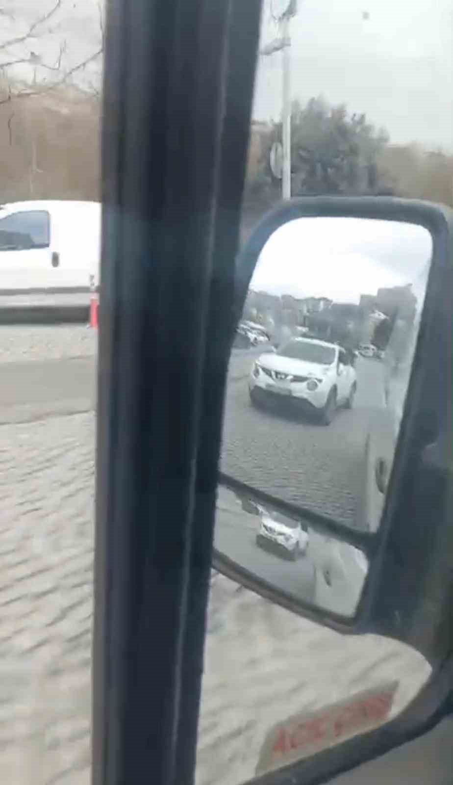 İstanbul’da okul servisi şoförünün yaşadığı korku dolu anlar kamerada: “Arabada çocuk var”
