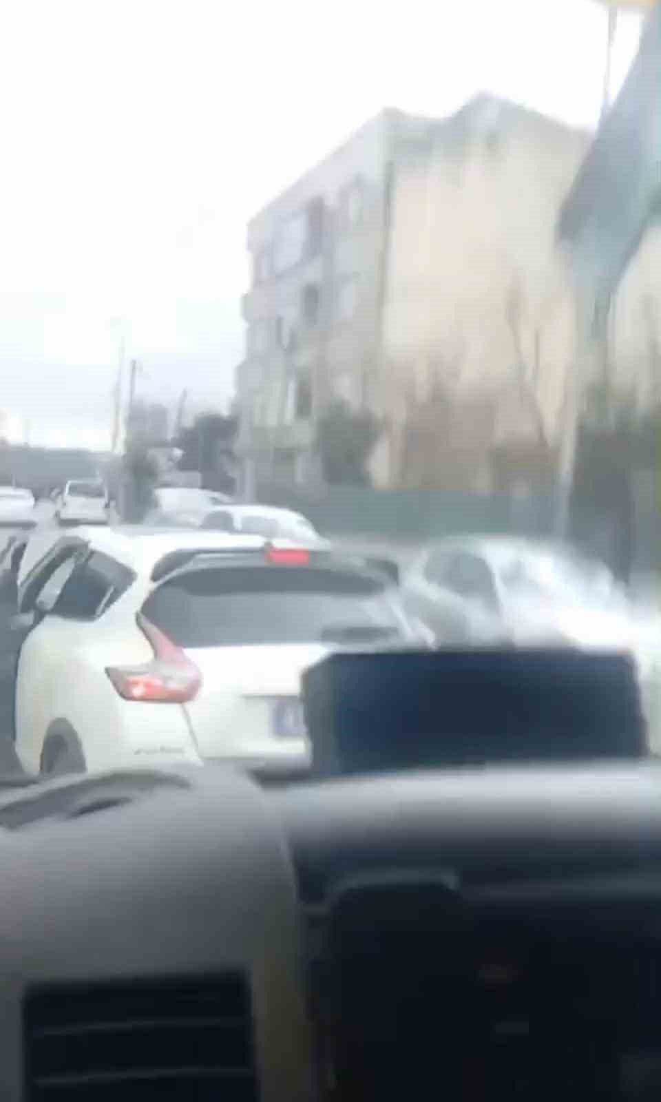 İstanbul’da okul servisi şoförünün yaşadığı korku dolu anlar kamerada: “Arabada çocuk var”
