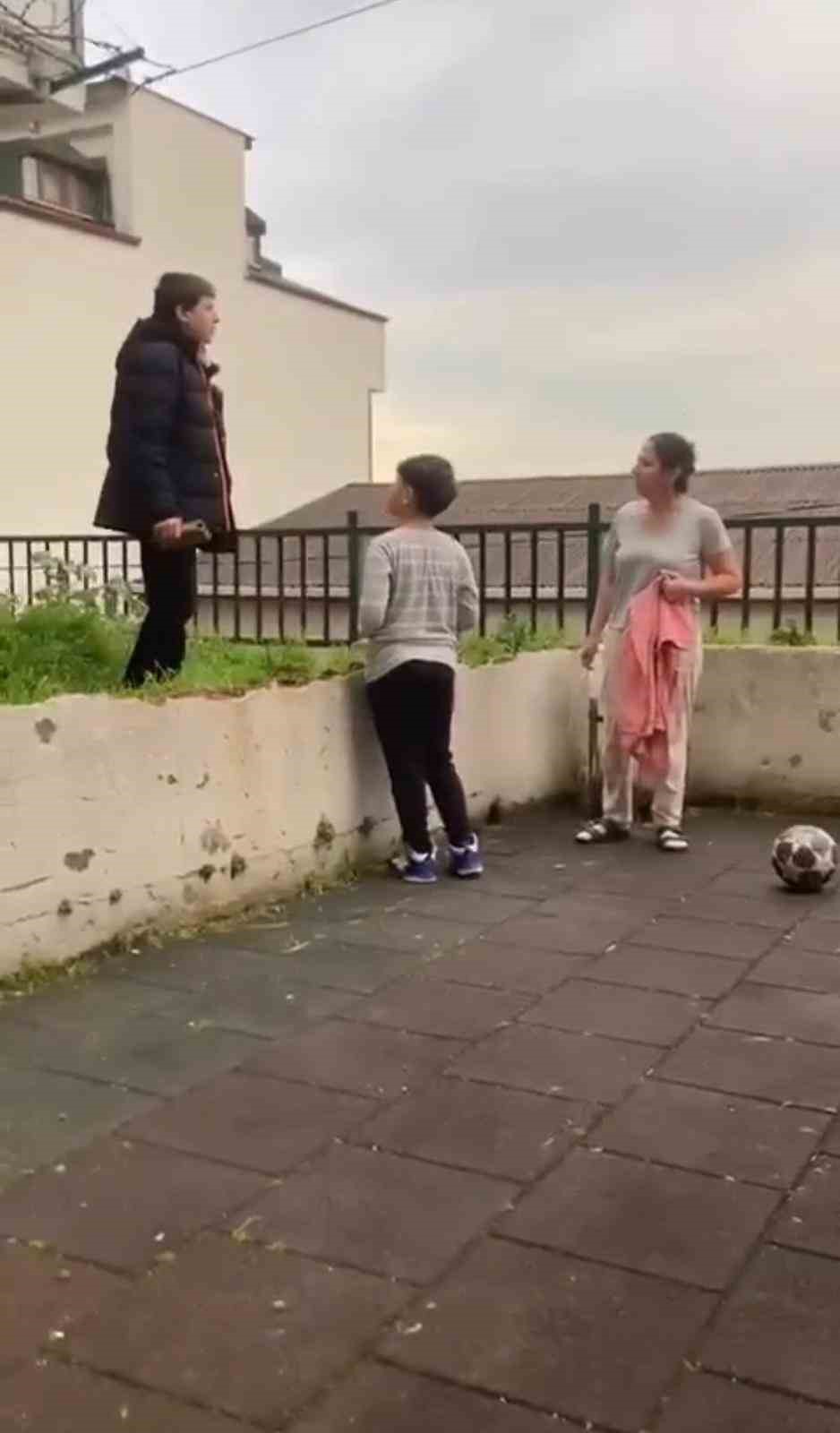 İstanbul’da parkta çocuğa şişle saldırı tehdidi kamerada: “Senin beynini patlatırım”
