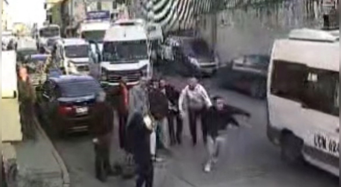 İstanbul’da trafikte “neden bana çarptın” dayağı kamerada: 5 kişi baba ve oğlunu dövdü
