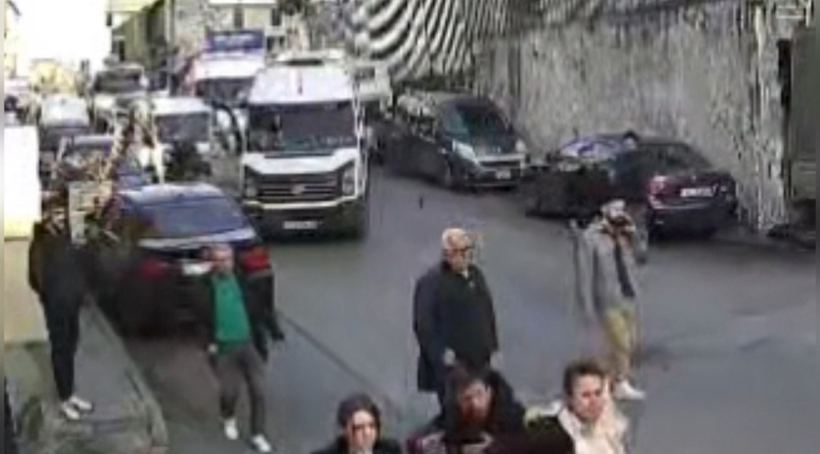 İstanbul’da trafikte “neden bana çarptın” dayağı kamerada: 5 kişi baba ve oğlunu dövdü
