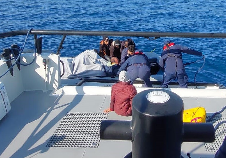 İzmir açıklarında 7’si çocuk 39 göçmen yakalandı

