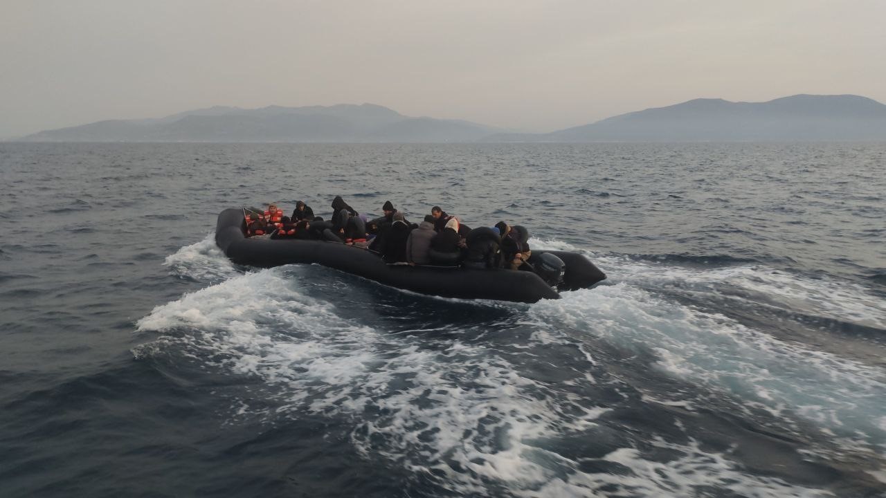 İzmir açıklarında düzensiz göçmen yoğunluğu
