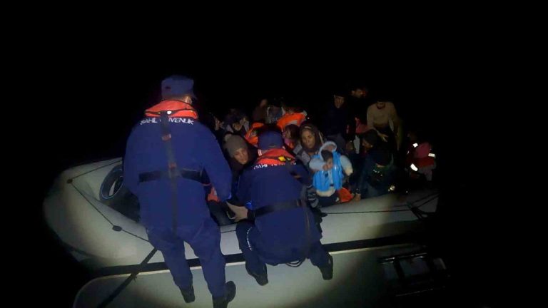 İzmir açıklarındaki 67’si çocuk 145 göçmen karaya çıkartıldı