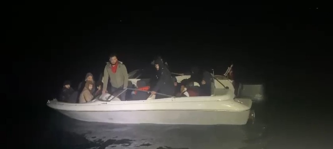 İzmir açıklarındaki 67’si çocuk 145 göçmen karaya çıkartıldı
