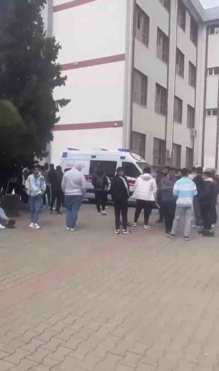 İzmir’de bir öğrenci şakalaştığı arkadaşını kazara yaraladı
