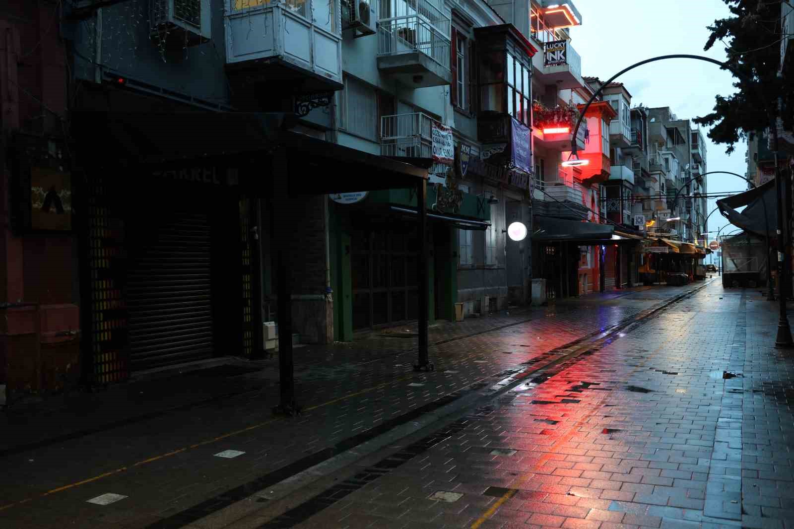 İzmir’de eğlence mekanına silahlı saldırıda canlarını zor kurtardılar
