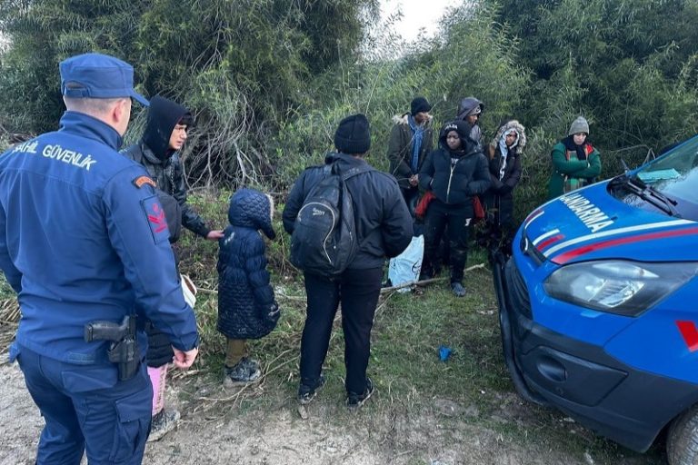 İzmir’de karada ve denizde 91 kaçak göçmen yakalandı