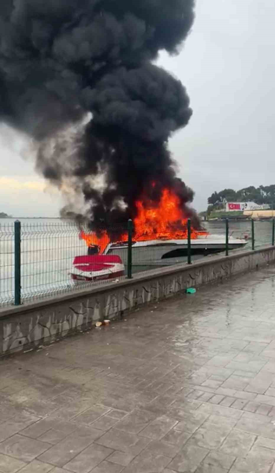 İzmir’de korku dolu anlar: Patlayan tekne alevler içinde kaldı
