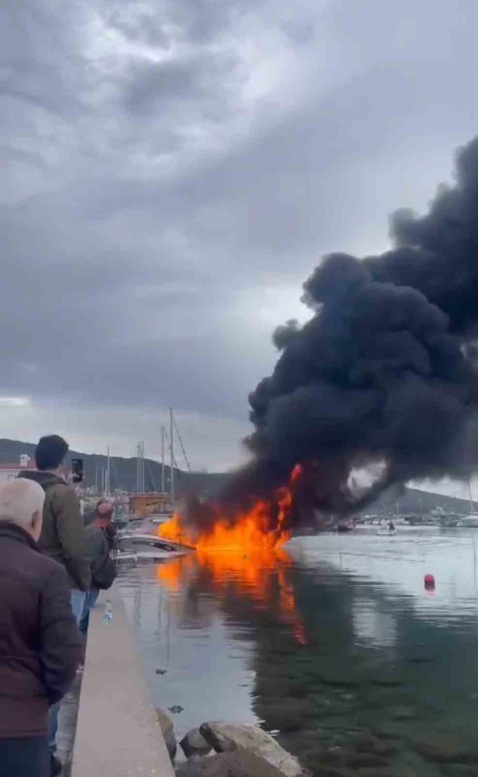 İzmir’de korku dolu anlar: Patlayan tekne alevler içinde kaldı
