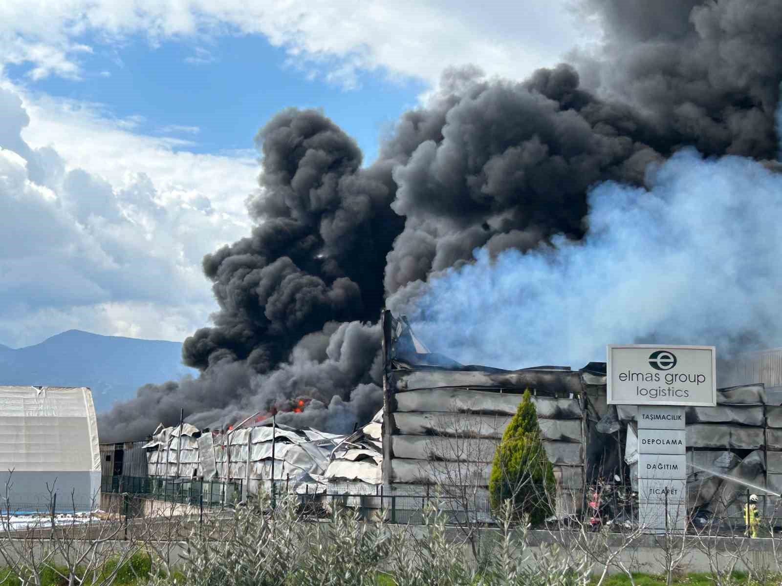 İzmir’de lojistik firmasının soğuk hava deposunda büyük yangın
