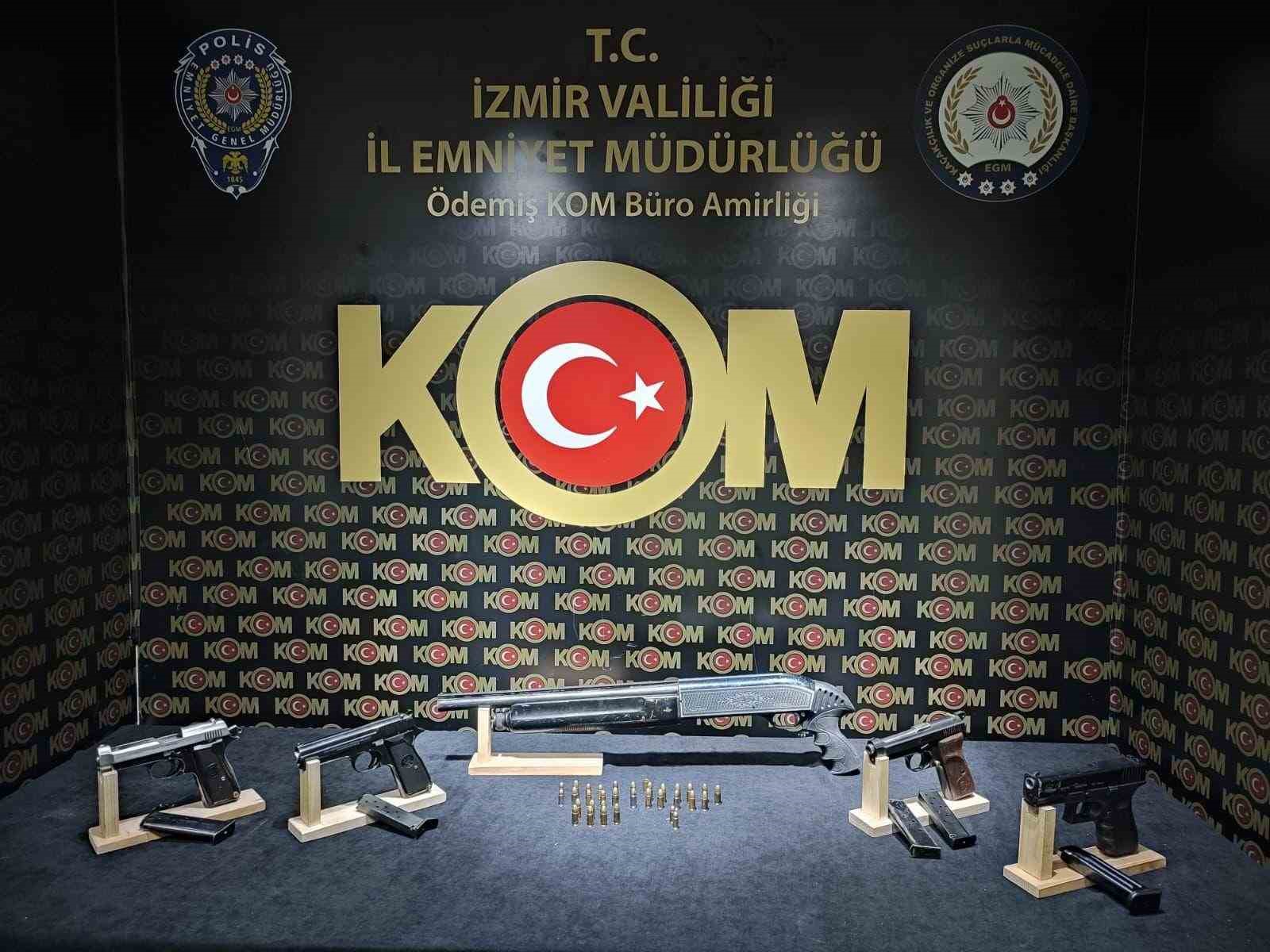 İzmir’de silah kaçakçılarına polisten operasyon: 3 gözaltı