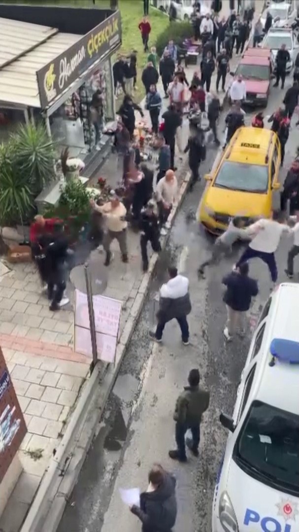 İzmir’de trafikteki laf dalaşı silahlı kavgaya döndü: 2 yaralı
