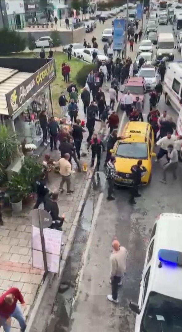 İzmir’de trafikteki laf dalaşında 2 kişiyi silahla yaralayan zanlı tutuklandı
