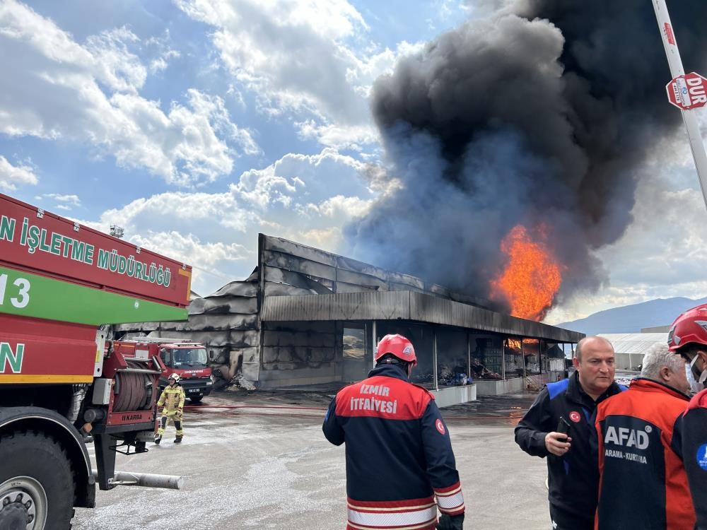 İzmir Valisi Elban: “Yangın büyük ölçüde kontrol altına alındı”
