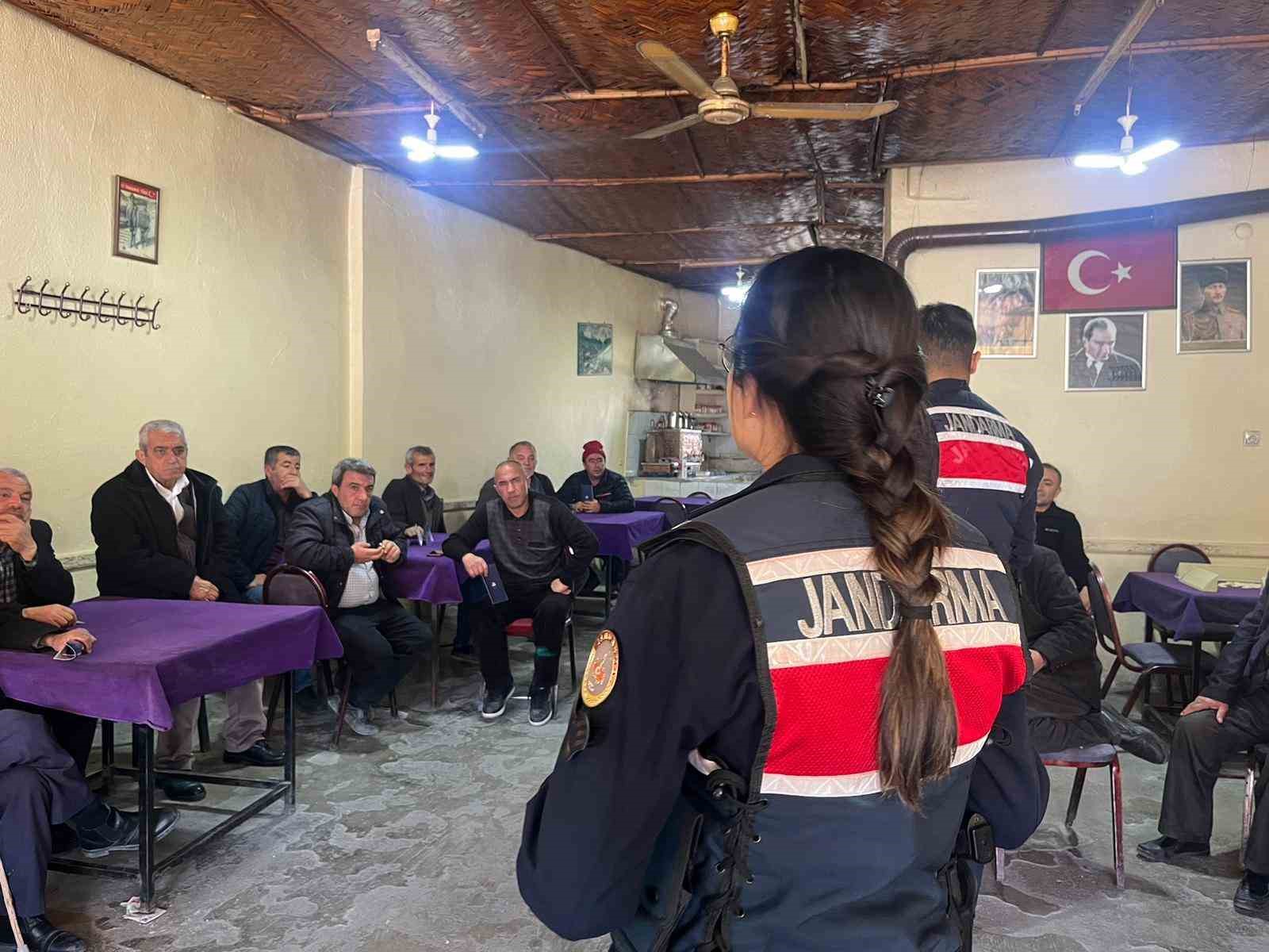 Jandarma ekipleri köy köy gezip kadınlara KADES eğitimi veriyor
