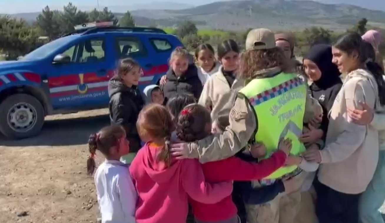 Jandarmadan depremzede çocuklara trafik eğitimi
