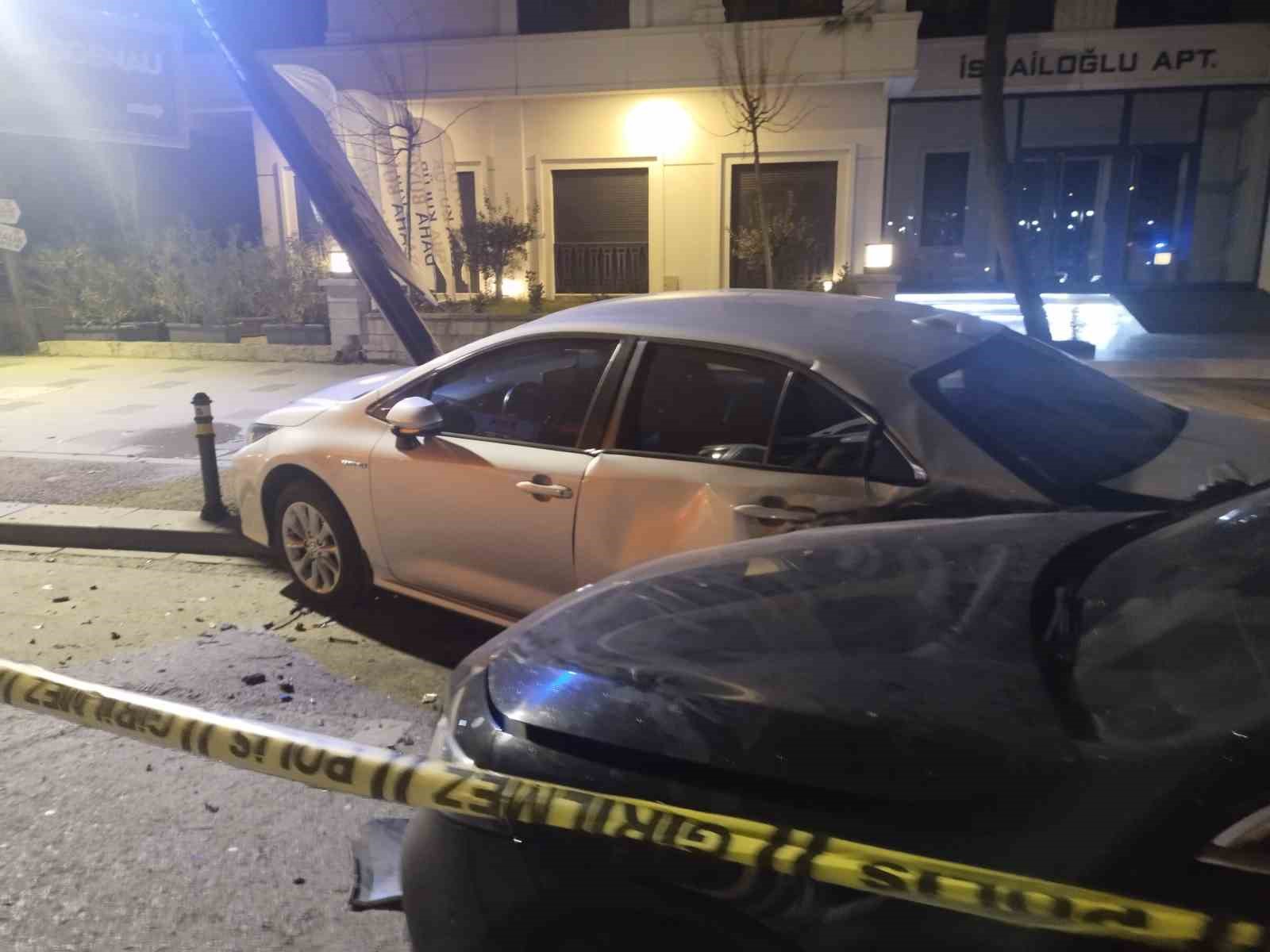 Kadıköy’de kontrolden çıkan araç park halindeki otomobile çarptı: 2 yaralı

