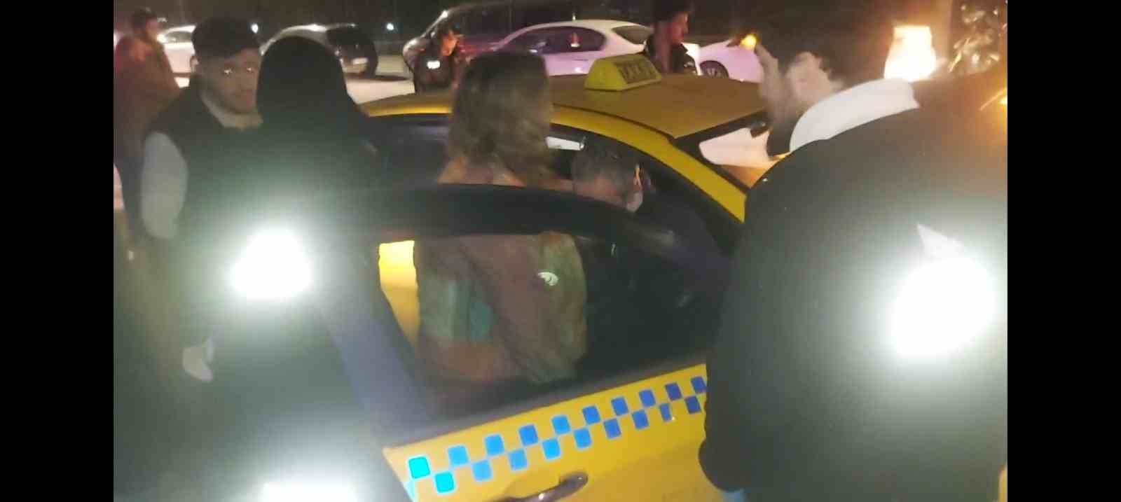 Kadıköy’de kontrolden çıkan taksi, otomobile arkadan çarptı: 1 yaralı
