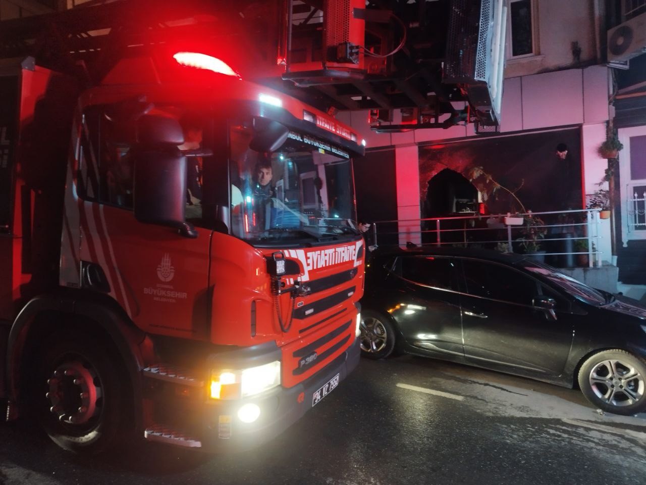 Kadıköy’de korkutan iş yeri yangını
