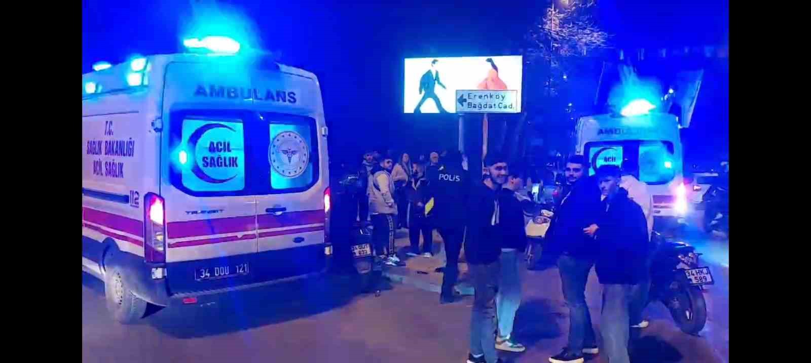 Kadıköy’de şerit değiştirmek isteyen sürücü motosiklete çarptı: 2 yaralı
