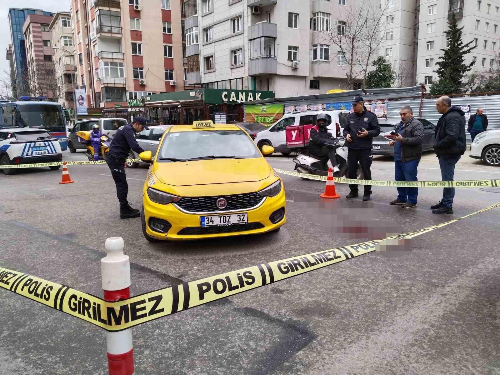 Kadıköy’de taksiciyi gasp edip bıçakladılar
