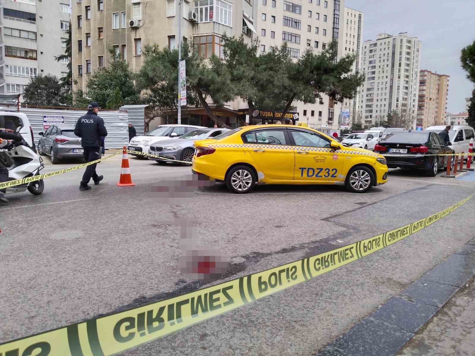 Kadıköy’de taksiciyi gasp edip bıçakladılar
