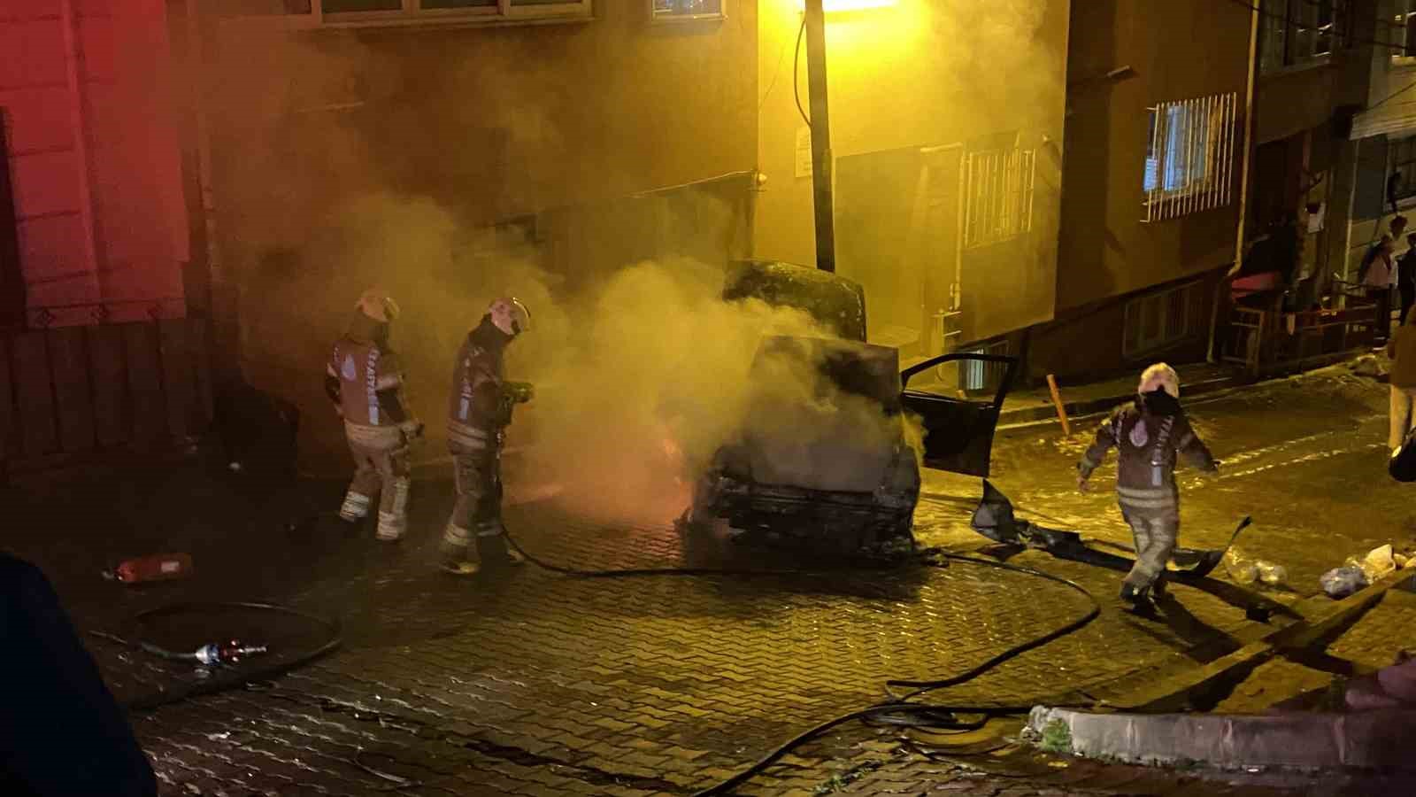 Kağıthane’de park halindeki araç alev alev yandı
