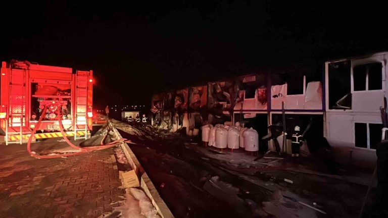 Kahramanmaraş’ta 400 işçinin kaldığı konteynerdeki yangın söndürüldü