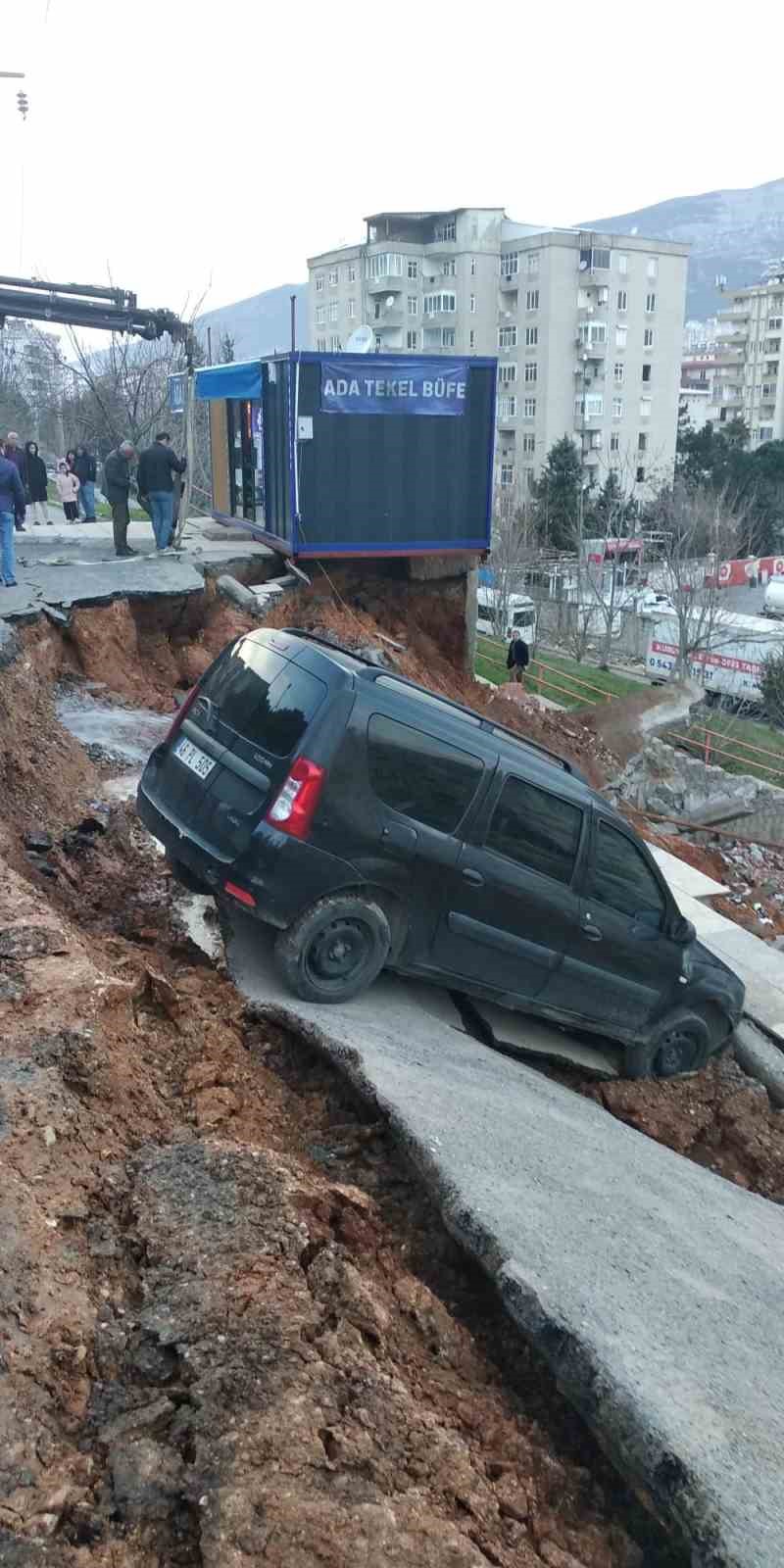 Kahramanmaraş’ta toprak kayması: Çok sayıda araç zarar gördü
