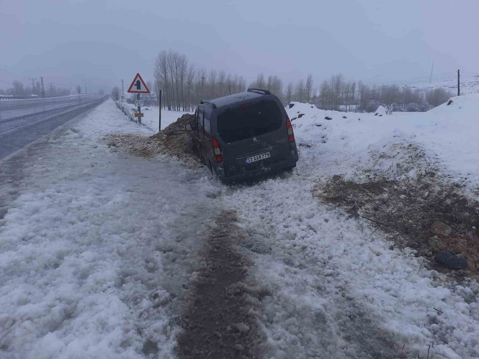 Kamyonet yoldan çıktı: 2 yaralı
