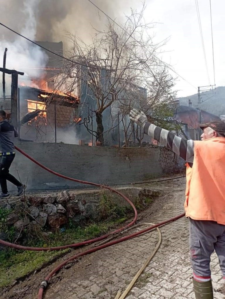 Kargı’da yangın: 6 ev yandı