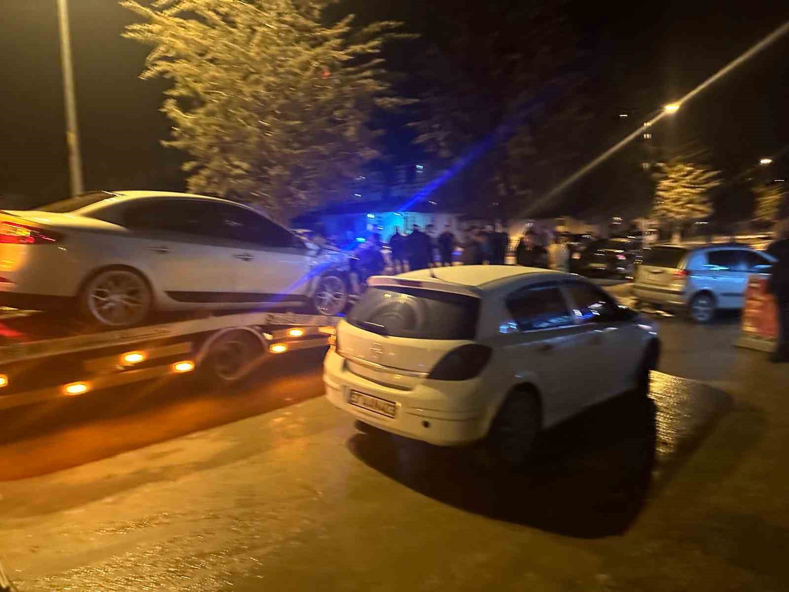 Kastamonu’da çarpışan otomobiller park halindeki araçlara çarptı: 1 yaralı
