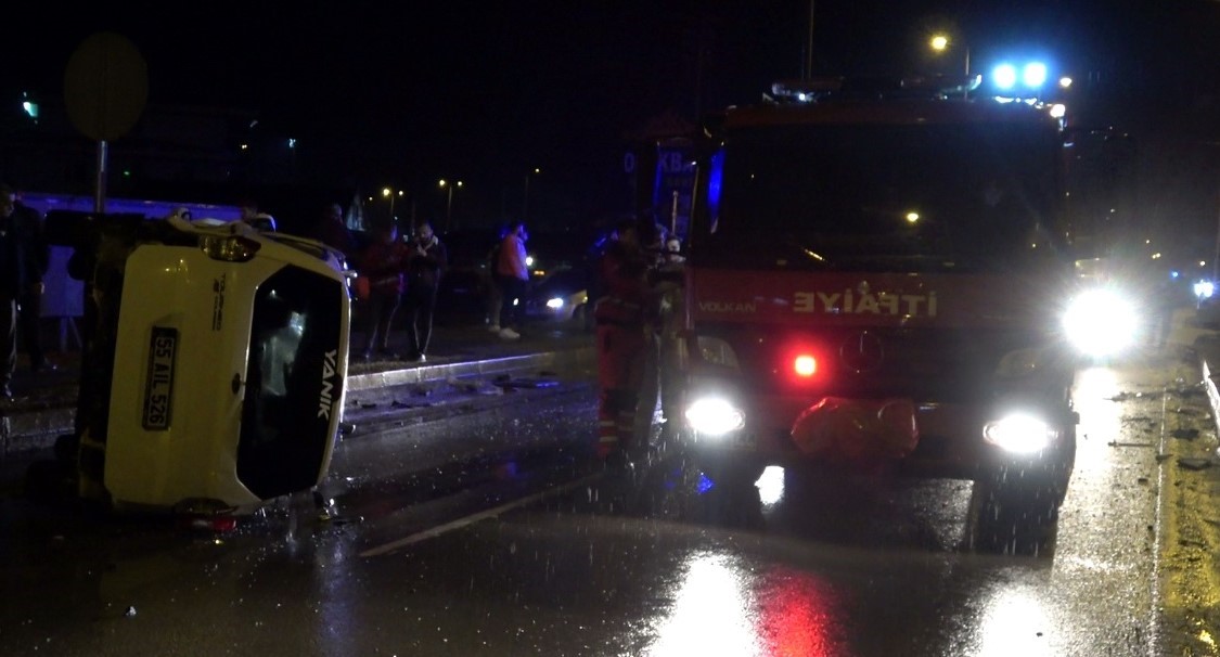 Kavşakta otomobil ile hafif ticari araç çarpıştı: 2 yaralı
