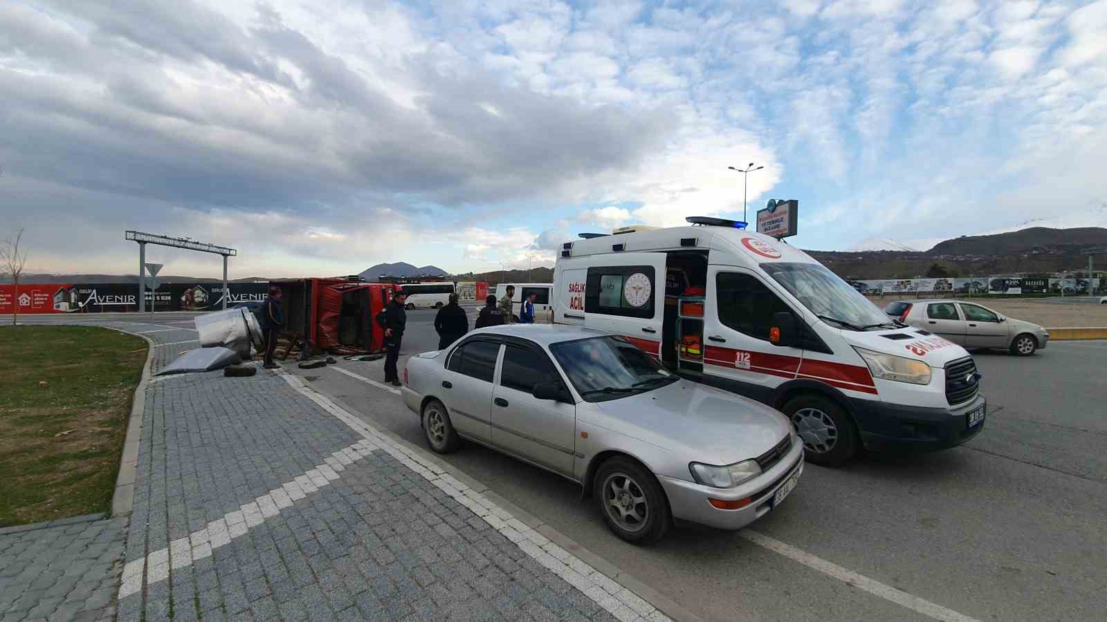 Kayseri’de ilginç kaza: Üzerindeki yük kamyoneti devirdi
