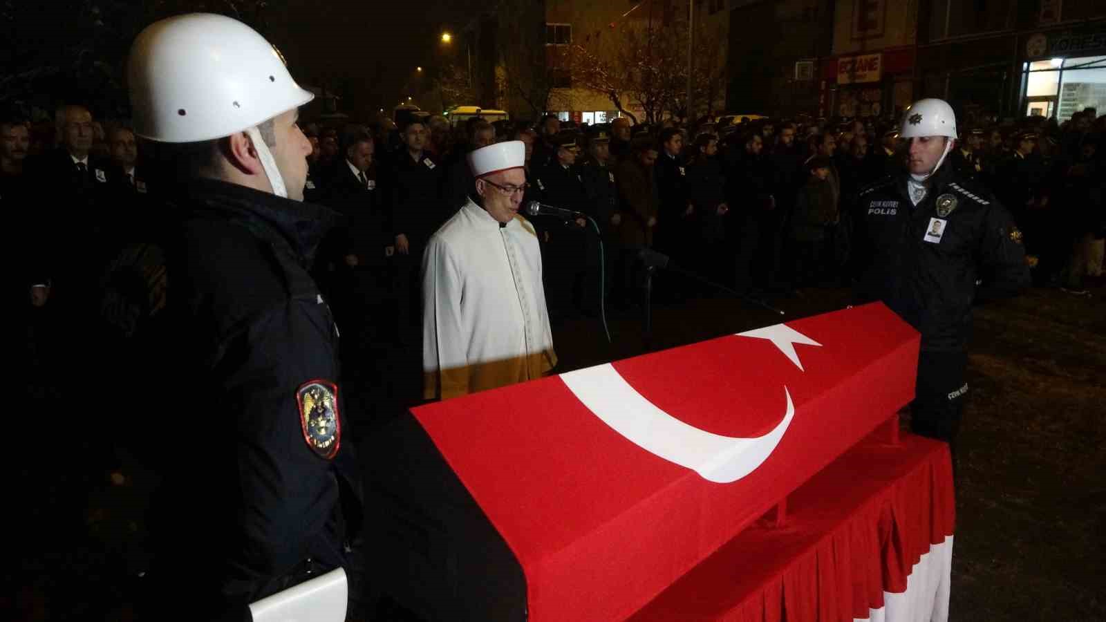 Kazada şehit olan Bingöllü polis son yolculuğuna uğurlandı
