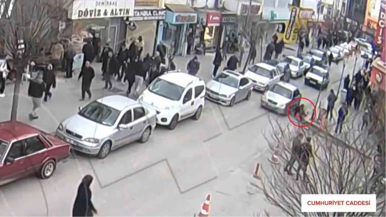 Kırıkkale’de kaza görüntüleri kamerada: Otomobil anne ve çocuğa böyle çarptı