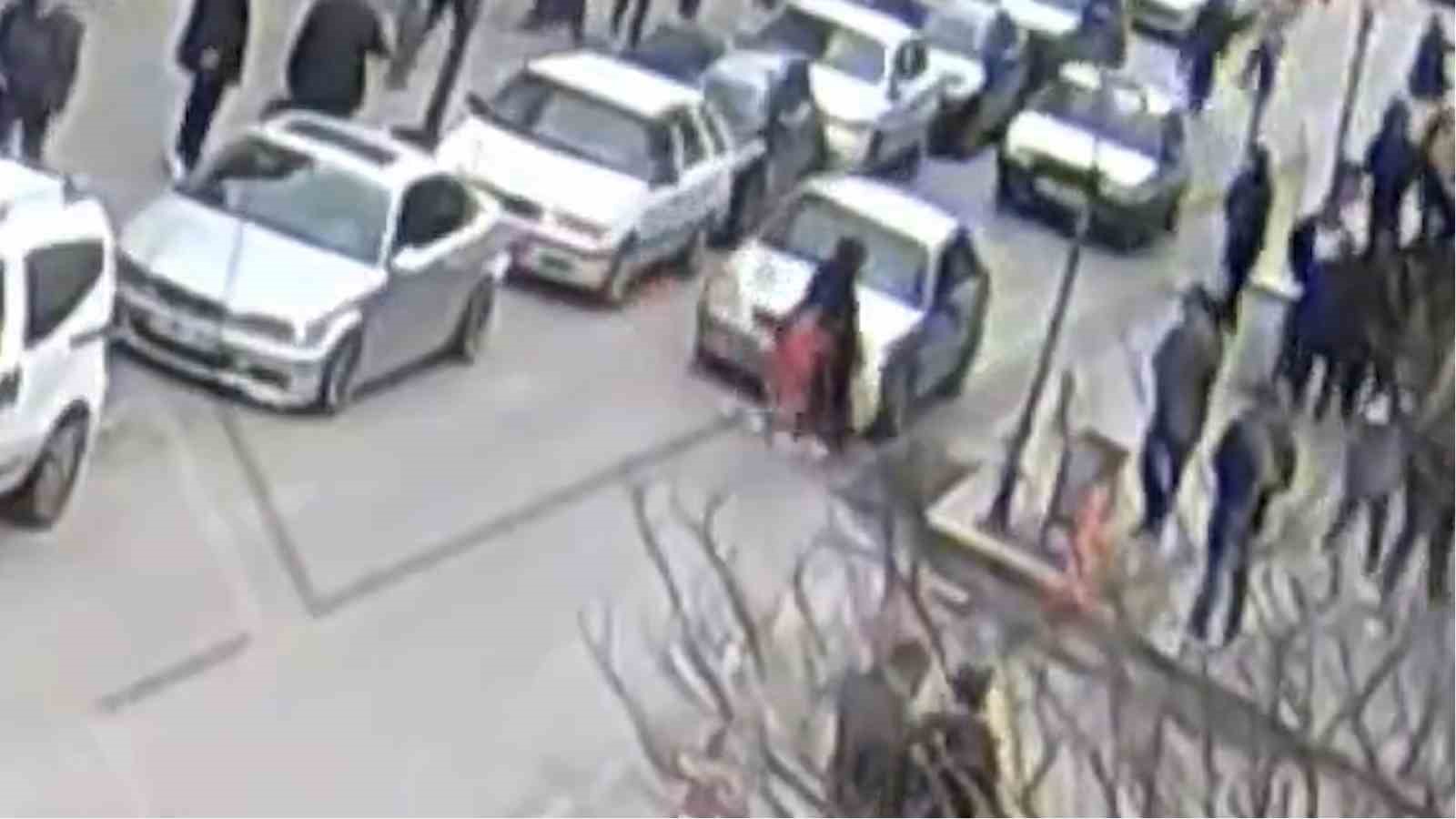 Kırıkkale’de kaza görüntüleri kamerada: Otomobil anne ve çocuğa böyle çarptı
