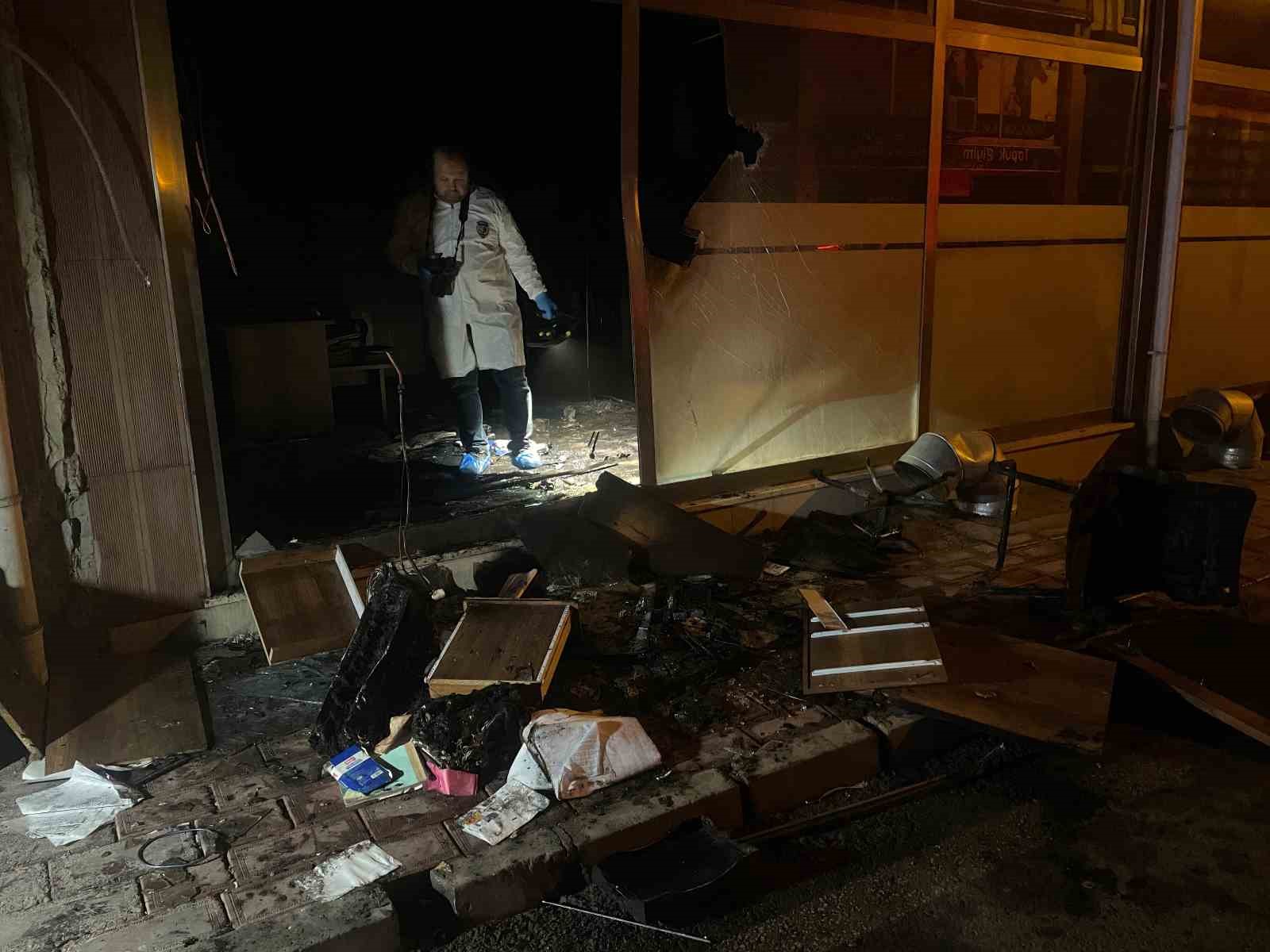 Kırklareli’de belediyeye ait binayı yaktığı iddiasıyla tutuklanan sanığın ilk duruşması görüldü
