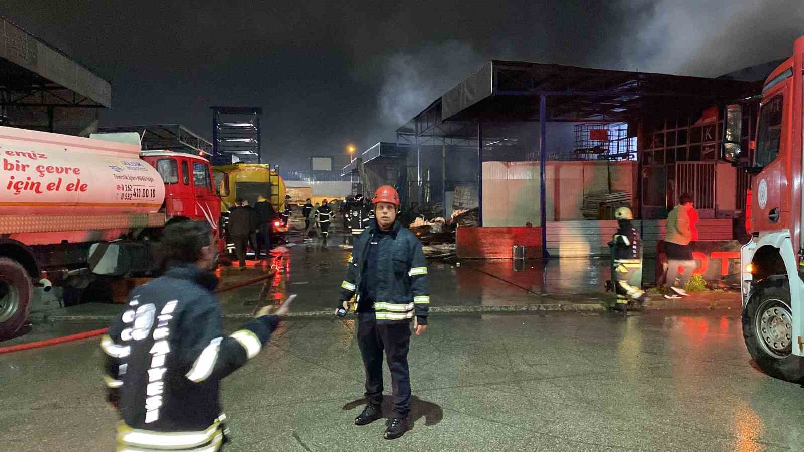 Kocaeli’de geri dönüşüm deposundaki yangın 71 itfaiye personelinin müdahalesiyle söndürüldü
