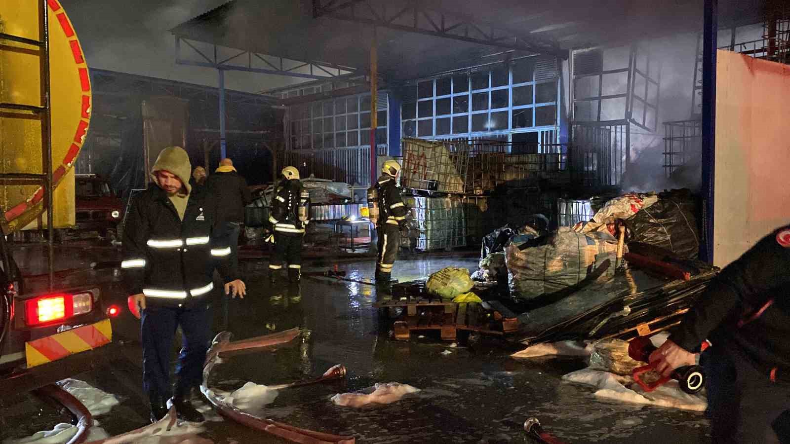 Kocaeli’de geri dönüşüm deposundaki yangın 71 itfaiye personelinin müdahalesiyle söndürüldü
