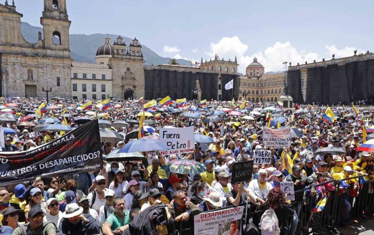 Kolombiya’da binlerce kişiden hükümet karşıtı protesto